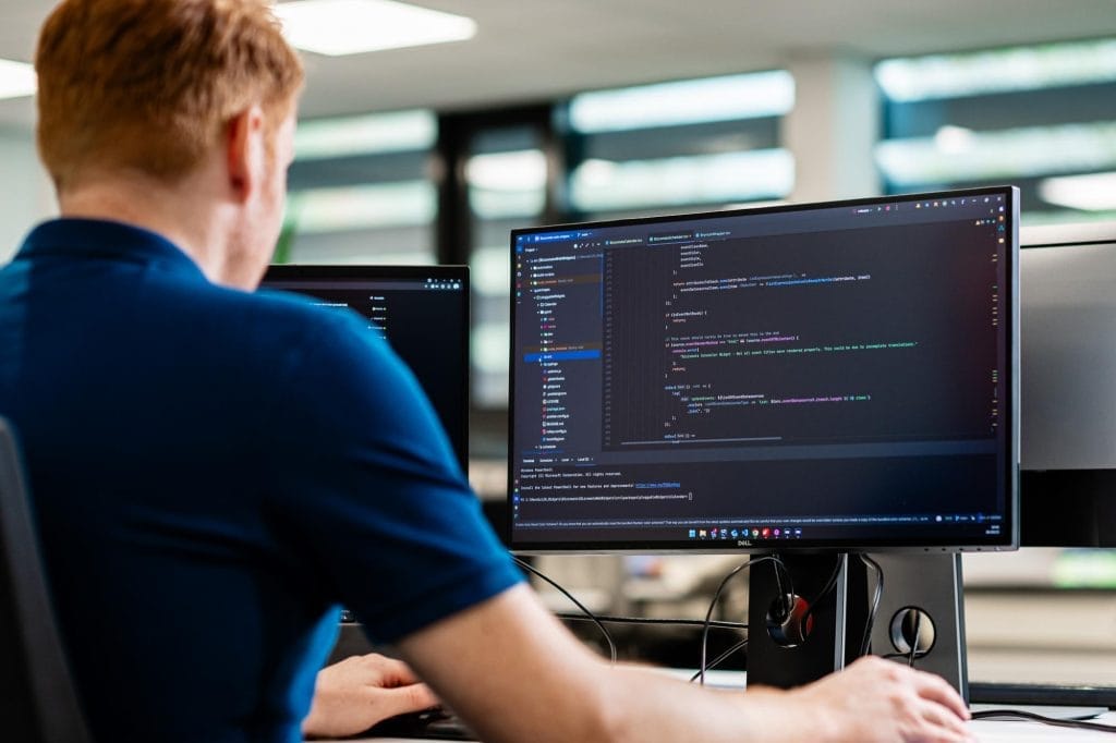 Hoe een op maat gebouwde digitale werkvloer de kritieke processen optimaliseert voor een toonaangevende luchtvaartmaatschappij