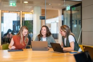 Administratieve lasten verminderen in de zorg? Zo pak je dat aan met low-code